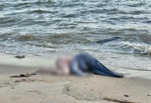 Photo of Mai mulți turiști credeau că au găsit pe plajă cadavrul unei femei și au alertat poliția. Ce era, de fapt, pe nisip