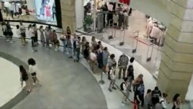 Photo of video | Cozi infernale la haine în mall-urile din Moscova. Un mare retailer a anunțat că vinde stocurile și iese de pe piață