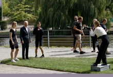 Photo of foto | Două activiste au protestat în sânii goi alături de cancelarul german Olaf Scholz