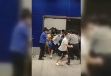 Photo of video | Poliția din Shanghai a impus carantizarea unui magazin cu toți clienții în interior. Chinezii s-au înghesuit spre ieșire