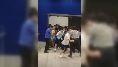 Photo of video | Poliția din Shanghai a impus carantizarea unui magazin cu toți clienții în interior. Chinezii s-au înghesuit spre ieșire