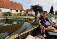 Photo of Cine este unicul poștaș din Franța care livrează corespondența cu barca