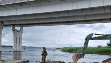 Photo of Rușii încearcă să construiască un pod de pontoane sub podul rutier strategic de la Herson