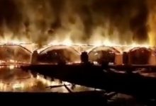 Photo of video | Un pod vechi de 900 de ani s-a prăbușit după ce a ars în întregime în doar câteva minute