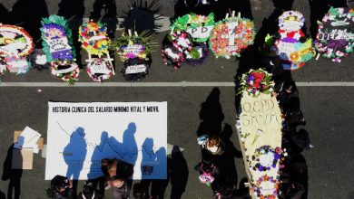 Photo of foto | „Înmormântarea salariului”. Disperați că nu mai fac față cheltuielilor, mii de argentineni au organizat în stradă o slujbă
