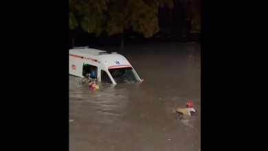 Photo of video | Imagini de groază pe strada Albișoara: O ambulanță cu o gravidă în interior a fost înghițită de ape
