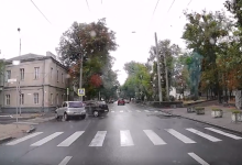 Photo of video | Momentul în care două automobile se ciocnesc într-o intersecție din capitală