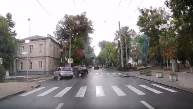 Photo of video | Momentul în care două automobile se ciocnesc într-o intersecție din capitală