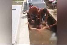Photo of video | Trei bărbați au umplut cu apă o groapă dintr-un cimitir și s-au „bălăcit” în ea