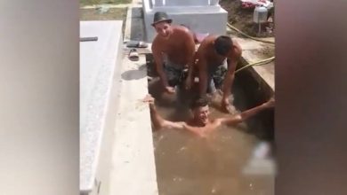 Photo of video | Trei bărbați au umplut cu apă o groapă dintr-un cimitir și s-au „bălăcit” în ea