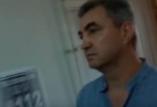 Photo of video | Un cameraman a fost lovit de cumnatul lui Igor Dodon, în timp ce era escortat din sala de judecată