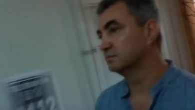 Photo of video | Un cameraman a fost lovit de cumnatul lui Igor Dodon, în timp ce era escortat din sala de judecată