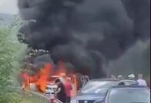 Photo of video | Mașină cuprinsă de flăcări pe traseul Chișinău-Hîncești. Vehiculul a fost distrus în totalitate