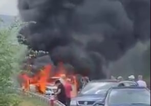 Photo of video | Mașină cuprinsă de flăcări pe traseul Chișinău-Hîncești. Vehiculul a fost distrus în totalitate