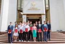 Photo of Diplome de onoare pentru elevii olimpici. Maia Sandu i-a primit la Președinție
