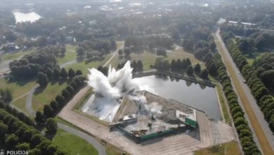 Photo of video | Letonii au demolat turnul pe care îl consideră simbolul ocupației ruse. Momentul prăbușirii