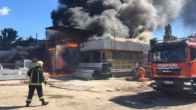 Photo of Incendiu la un depozit de brichete la Ungheni. Salvatorii au luptat cu flăcările toată noaptea