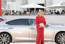 Photo of video | Festivalul de Film de la Veneţia s-a deschis cu actriţa Catherine Deneuve şi preşedintele ucrainean Volodimir Zelenski