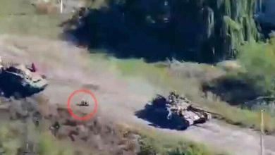Photo of video | Momentul în care un tanc rusesc scăpat de sub control se oprește într-un copac. Videoclipul a devenit viral