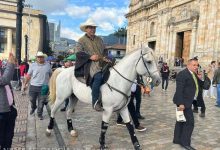 Photo of Un senator columbian a intrat pe cal în Congres, pentru a verifica dacă legislativul este într-adevăr „pet-friendly”