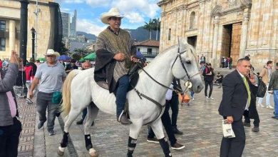 Photo of Un senator columbian a intrat pe cal în Congres, pentru a verifica dacă legislativul este într-adevăr „pet-friendly”