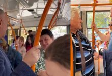 Photo of foto, video | A vorbit și a făcut fotografii cu pasagerii: Igor Dodon a plecat la audierile CNA cu troleibuzul