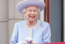 Photo of Regina Elisabeta a II-a avea un cod secret pentru întâlniri. Ce făcea echipa sa atunci când își scotea rujul din geantă