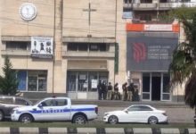 Photo of video | Luare de ostatici la o bancă din Georgia. Un bărbat înarmat cere 2 milioane de dolari, un steag rusesc și un elicopter