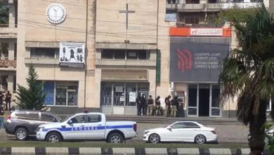 Photo of video | Luare de ostatici la o bancă din Georgia. Un bărbat înarmat cere 2 milioane de dolari, un steag rusesc și un elicopter