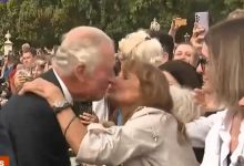 Photo of video | O femeie l-a sărutat pe Regele Charles în timp ce făcea baie în mulțimea din fața Palatului Buckingham