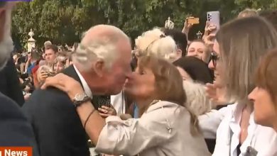 Photo of video | O femeie l-a sărutat pe Regele Charles în timp ce făcea baie în mulțimea din fața Palatului Buckingham