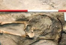 Photo of Scheletul unei femei „vampir” a fost găsit într-un cimitir din Polonia. Avea o coasă în jurul gâtului și un lacăt la picior