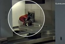 Photo of video | Un bărbat a urcat pe banda rulantă pentru bagaje dintr-un aeroport. Își pierduse pantofii de 1000 dolari