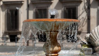 Photo of Un turist a fost amendat cu 450 de euro pentru că a mâncat înghețată pe treptele unei fântâni din Roma