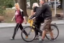 Photo of video | Un cimpanzeu fugar din Harkiv se întoarce la grădina zoologică pe bicicletă și cu o haină de ploaie