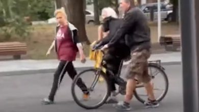 Photo of video | Un cimpanzeu fugar din Harkiv se întoarce la grădina zoologică pe bicicletă și cu o haină de ploaie