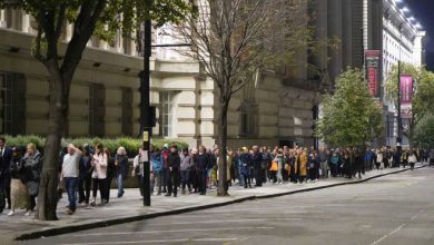 Photo of Guvernul britanic a suspendat accesul la catafalcul reginei din cauza numarului mare de oameni