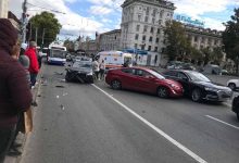 Photo of foto, video | Accident de lux în Piața Marii Adunări Naționale. Este implicată o mașină cu numere diplomatice