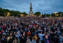 Photo of video | Moment emoționant în fața Palatului Buckingham, imediat după anunțul morții reginei