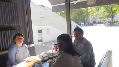 Photo of video | „Poftă bună”. Prim-ministra și doi deputați, surprinși de protestatari într-un local din centru
