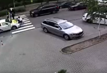 Photo of update, video | Momentul în care un taxi lovește o femeie și doi copii pe trecerea de pietoni: Reacția companiei