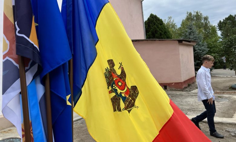 Photo of foto | 1 septembrie la Tiraspol: A fost arborat tricolorul, drapelul UE, iar imnul a răsunat până la capăt
