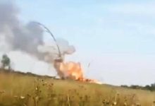 Photo of video | Ce se întâmplă cu un camion rusesc ce transportă 200 de mine, după ce trece peste una