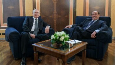 Photo of Vorbe dulci şi vodcă, cadoul preşedintelui Putin de ziua lui Silvio Berlusconi