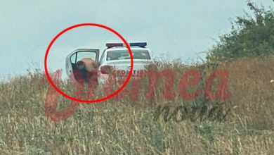 Photo of La muncă nu te plictisești! Comisar-șef fotografiat gol, după ce ar fi făcut sex cu o colegă în mașina de serviciu