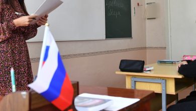 Photo of „Au țintit arma la gâtul meu și mi-au rupt diploma de profesor”. Torturați să predea rusă, profesorii ucraineni povestesc coșmarul reeducării