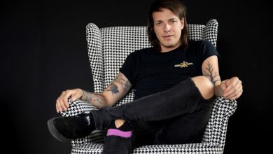 Photo of Piercinguri, tatuaje și blugi găuriți. Cine este excentricul „băutor de bere” care vrea să devină președintele Austriei
