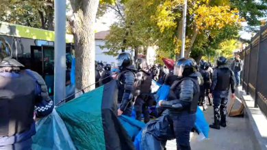 Photo of video | Corturile instalate de protestatari în centrul capitalei, scoase de mascați