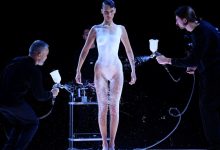 Photo of video | O incredibilă rochie lichidă a făcut furori la Paris. Bella Hadid, îmbrăcată în 15 minute cu o substanță nemaivăzută