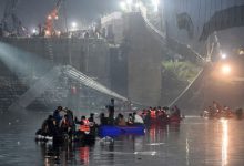 Photo of video | Cel puțin 141 de persoane au murit după ce un pod pietonal suspendat s-a prăbușit în vestul Indiei